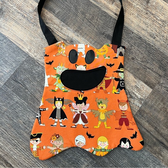 Trick or treat bag, handmade tote, toddler cross body bag, ghost shaped bag - Picture 6 of 7